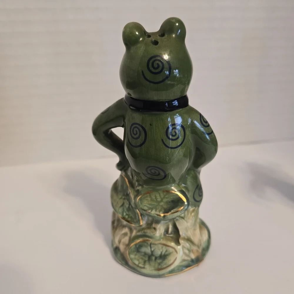 Appletree Desing. Alfrogo & Frogalina A Salt & Pepper Shaker Couple.